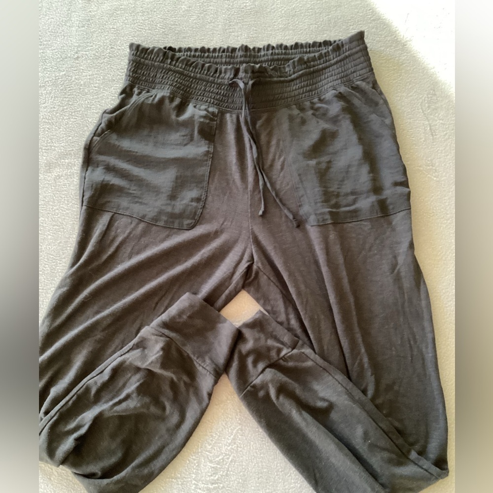Express high rise jogger- pockets -SZ M
WAIST 16” elastic Zip
Inseam 29”